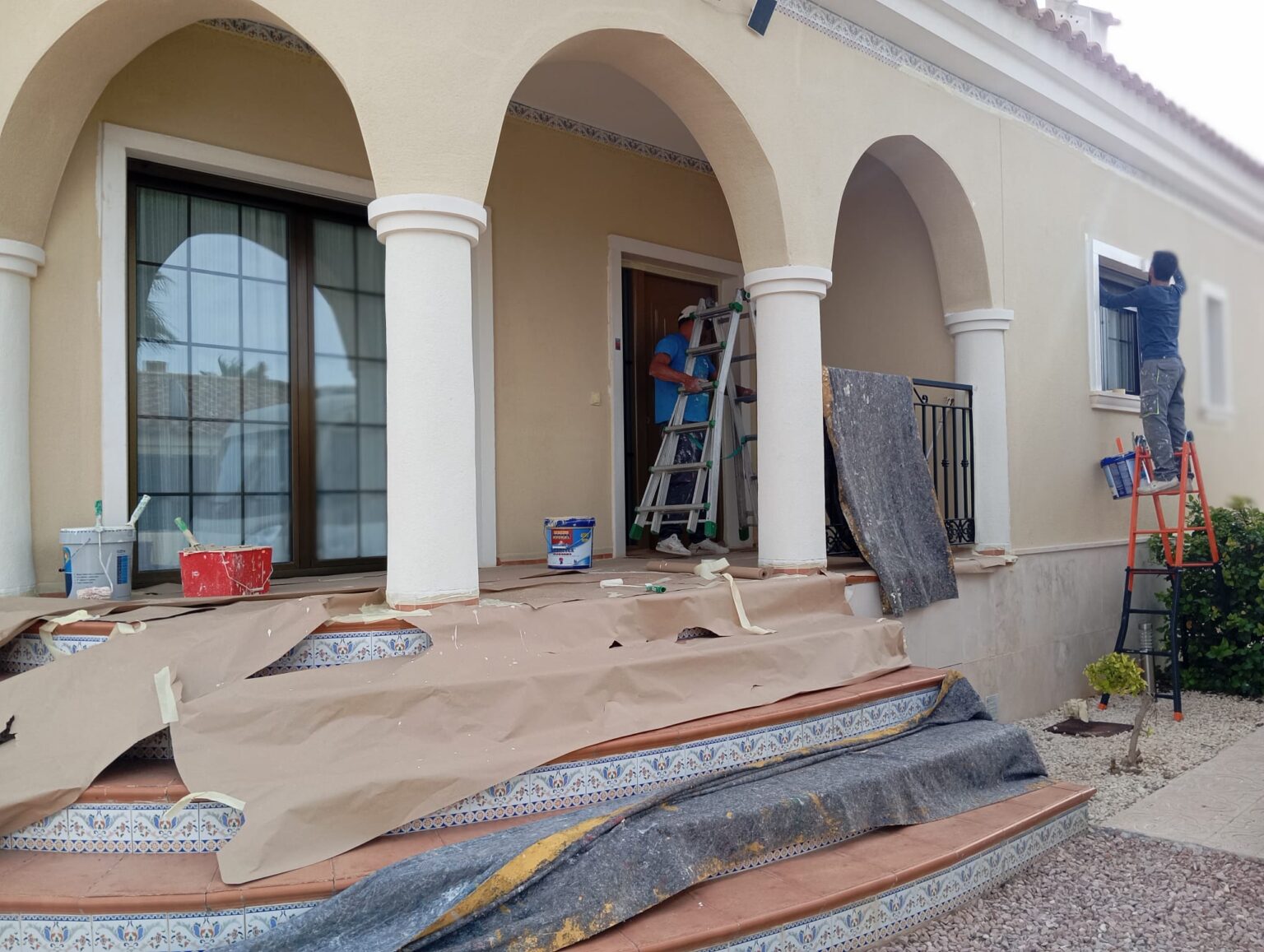 Servicio de pintura de fachadas en Orihuela Costa para protección de viviendas